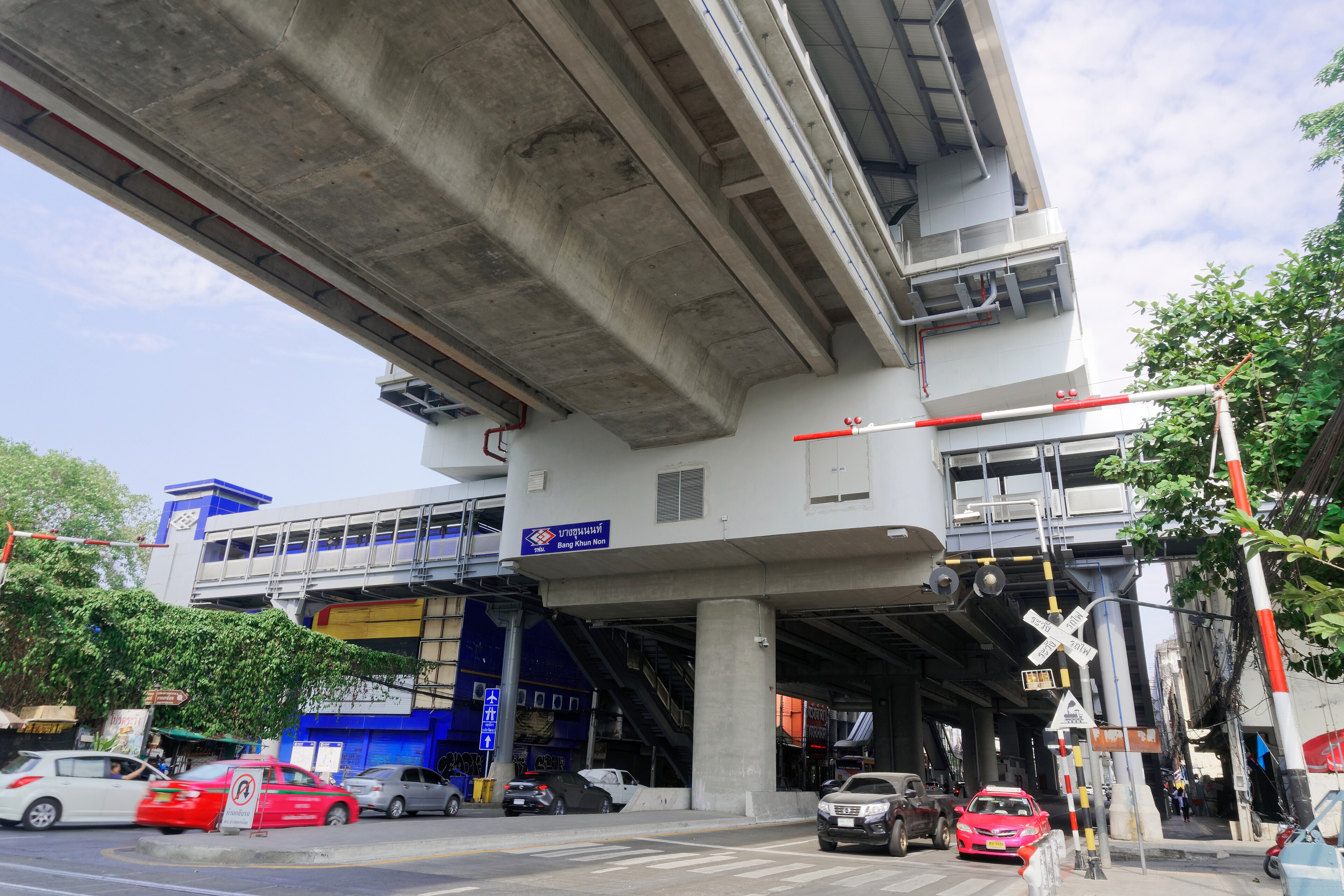 Bang Khun Non MRT Station